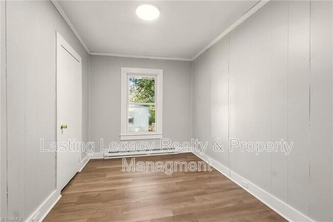 Building Photo - 2051 Bloomfield Dr