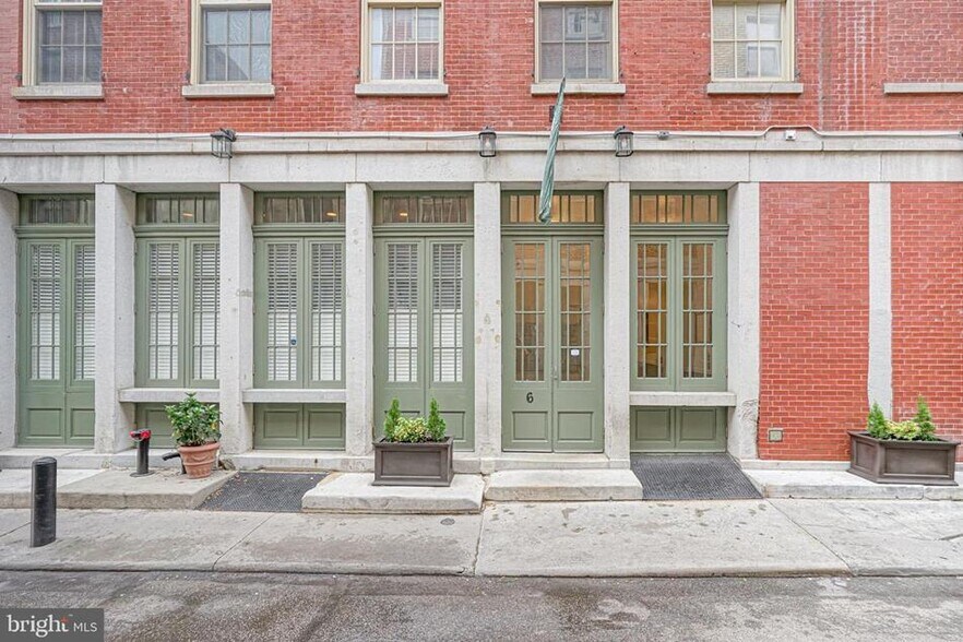 Primary Photo - 6 Strawberry St