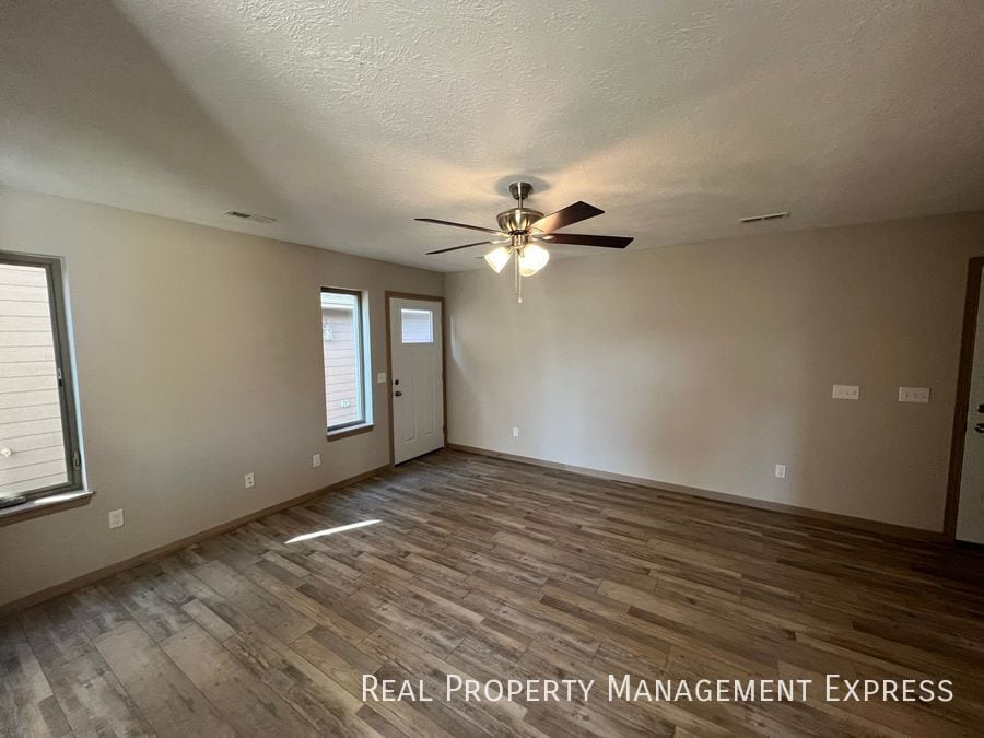 Building Photo - 3-Bedroom, 1.5 Bath Townhome