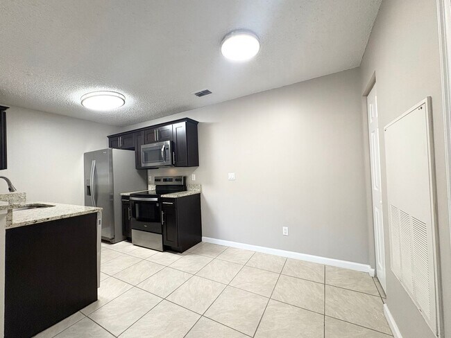 Building Photo - Lake Mary Condo ~ Fresh Paint, Tile Flooring, Updated Kitchen/Bath!