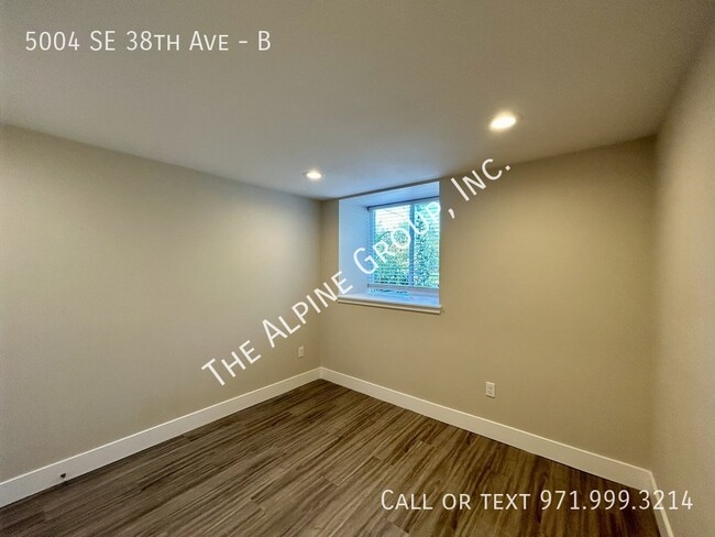 Building Photo - Updated 2 Bedroom near Reed College