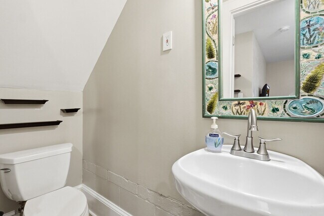 Building Photo - 826 Mentelle Dr NE