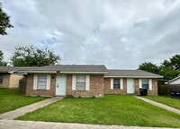 Building Photo - Cozy 2 bedroom 1 bath duplex with Large fenced yard