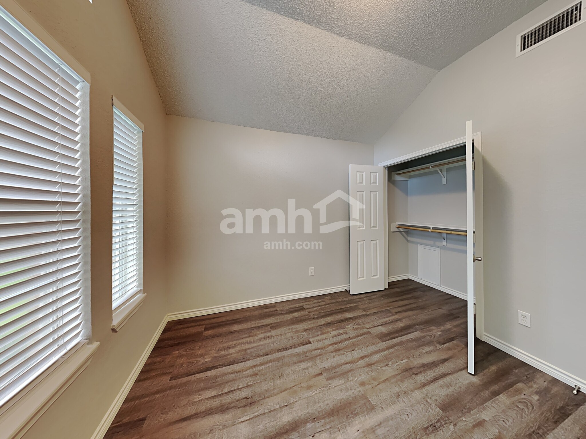 Building Photo - 11907 Santa Fe Trl