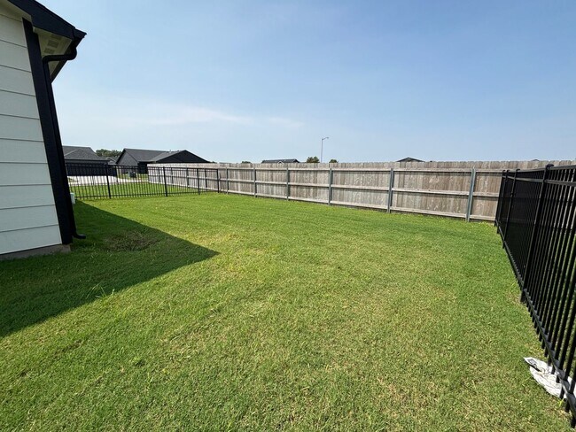 Building Photo - 9208/10 E Wassall