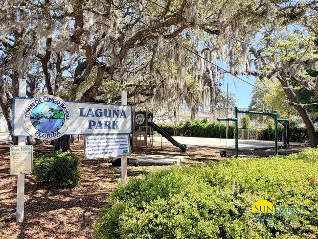 Building Photo - Charming 2BR townhome just steps from beautiful Cinco Bayou in Fort Walton Beach!