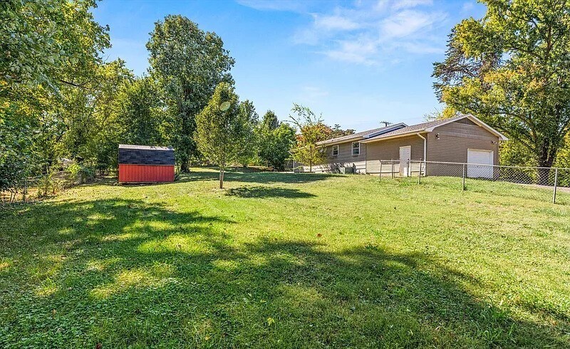 Building Photo - 1700 S Hills Dr