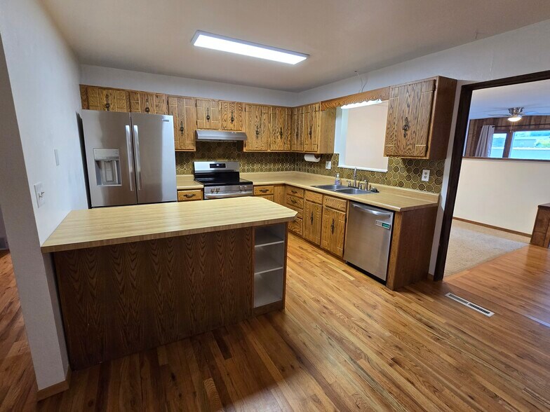 Building Photo - 403 Greenway Dr