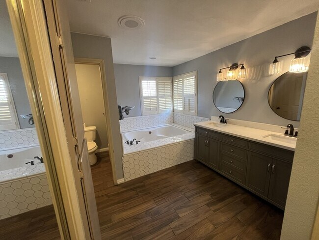 Building Photo - 511 Bluff Dr