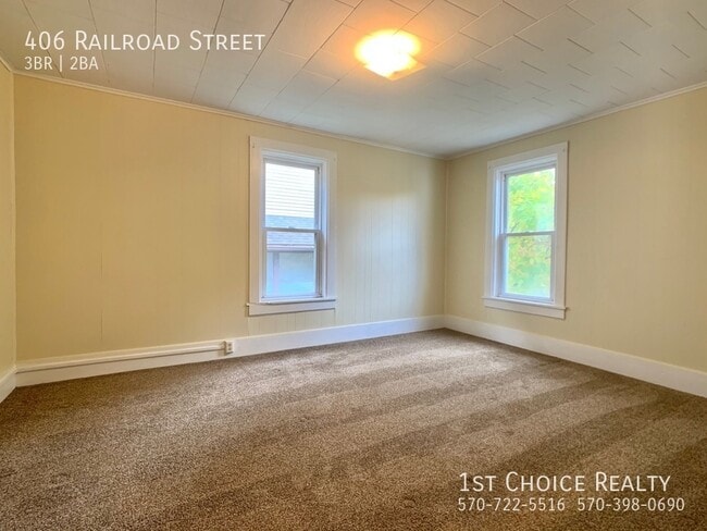 Building Photo - 406 Railroad St