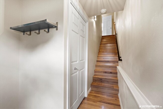 Building Photo - Modern & Stylish Townhome!