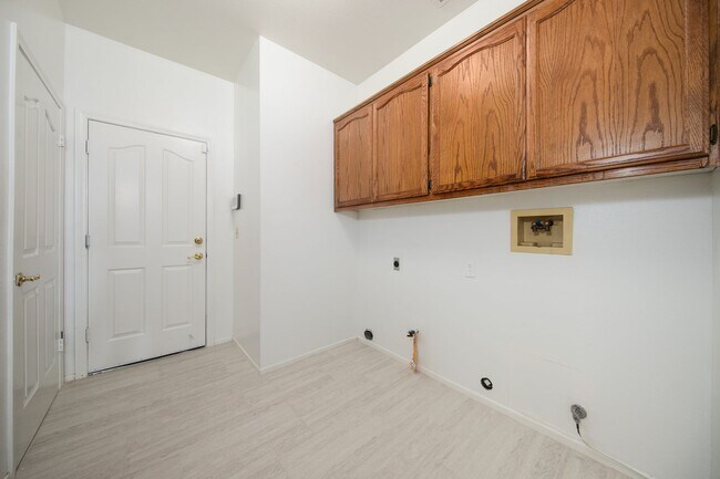 Building Photo - Spacious 4 Bedroom 3.5 Baths with Views!!