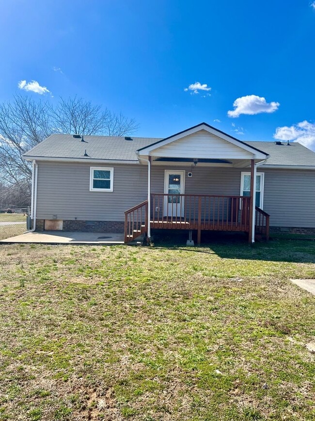 Building Photo - AVAILABLE NOW! 3 Bedroom, 2 Bath Home off Needmore Road