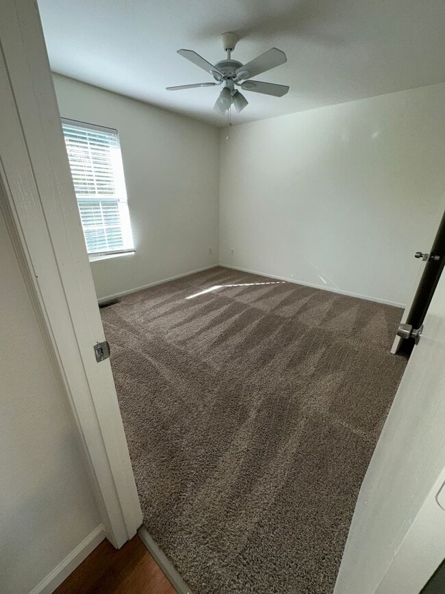 Building Photo - 5 Grn Mdws Rd