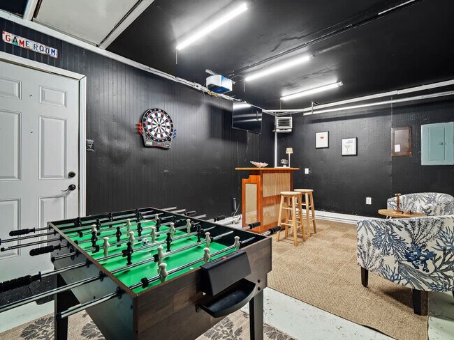 Building Photo - 5012 Hollyview Dr