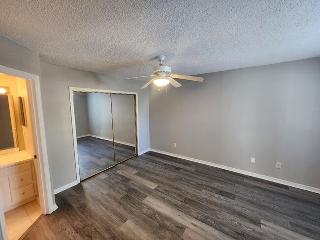 Building Photo - Remodeled beach condo steps away from the ...