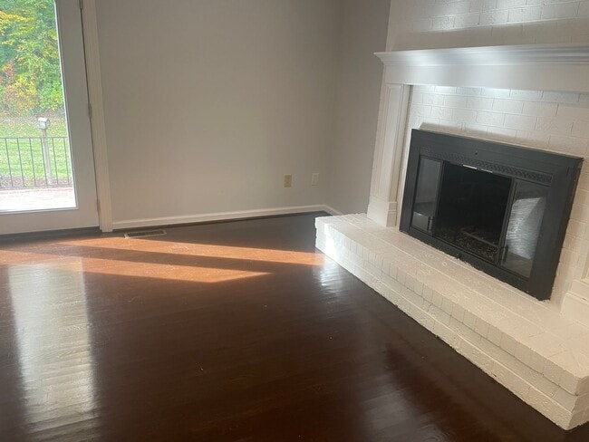 Building Photo - Spacious 4 Bedroom near Guilford College