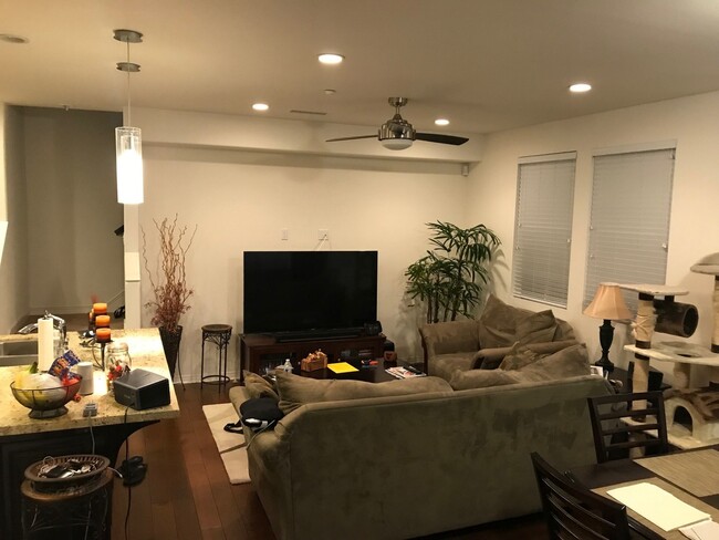 Building Photo - 3bed/2.5bath in Aliso Viejo! Newer Condo, ...