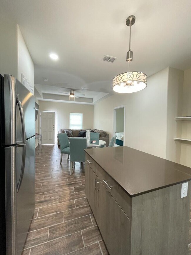 Building Photo - 1602 W Greenwich St