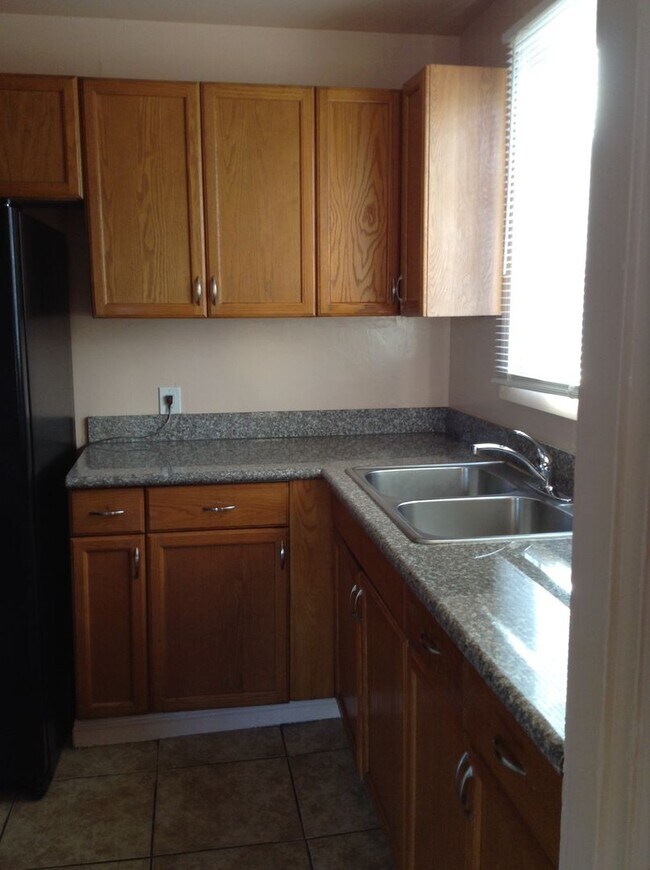 Building Photo - Cute Duplex front unit available