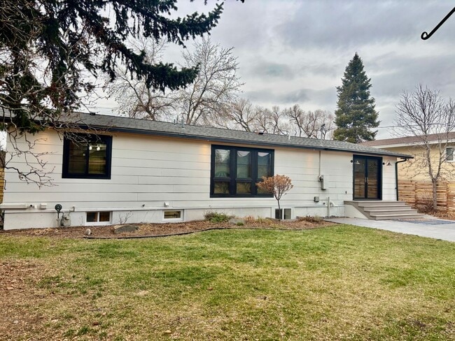 Building Photo - Spacious House. Expansive Lot. Prime Location