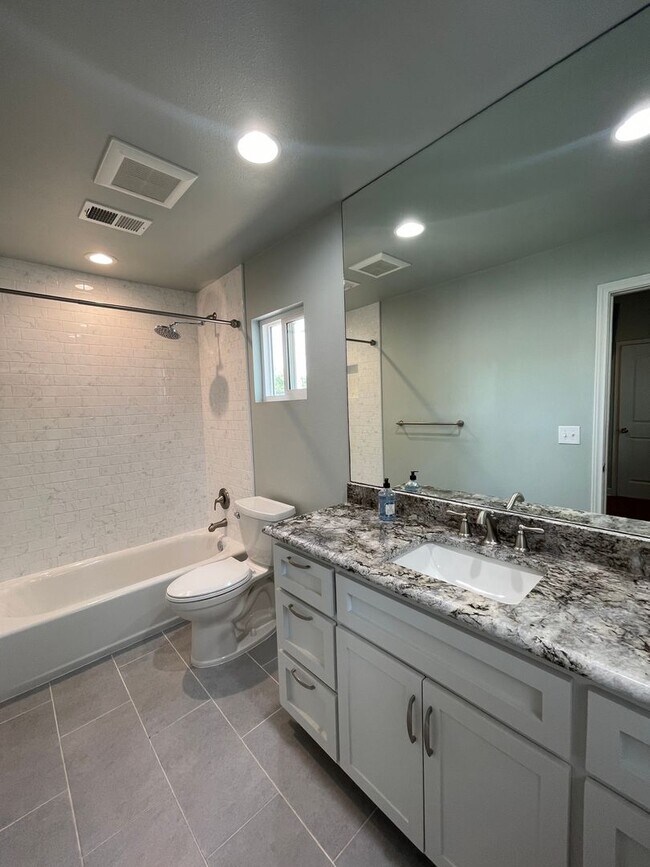 Building Photo - Amazing detached 2/2.5 duplex in Central Austin!!!