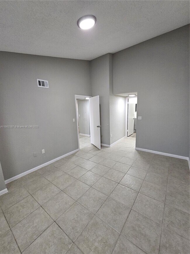 Building Photo - 2811 N Oakland Forest Dr