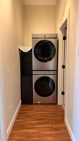 Building Photo - 330 S Cedar St