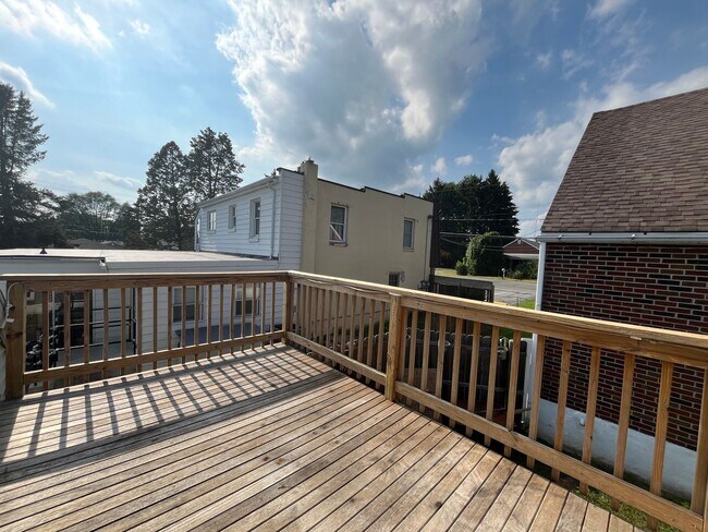 Building Photo - Beautifully updated 3-bedroom, 1-bath twin...