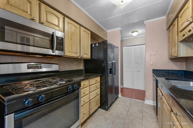 Building Photo - 300 S Roselle Rd