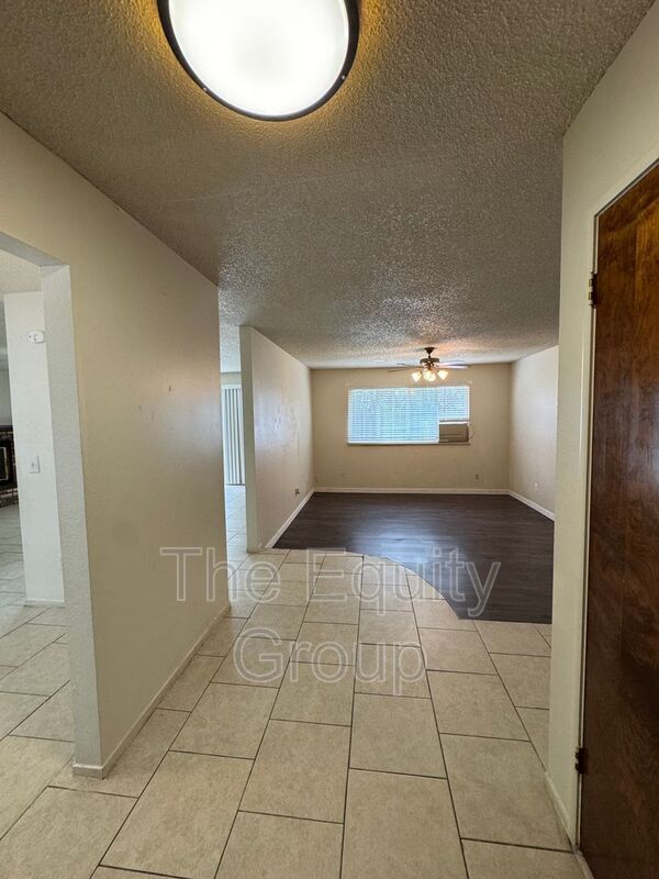 Building Photo - 1009 W Laura Ave