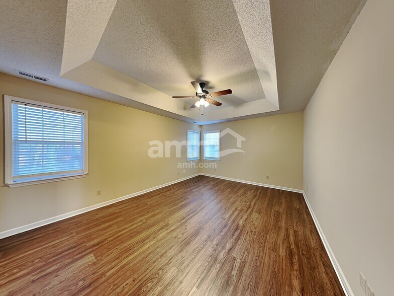 Building Photo - 1255 Hawthorne Dr