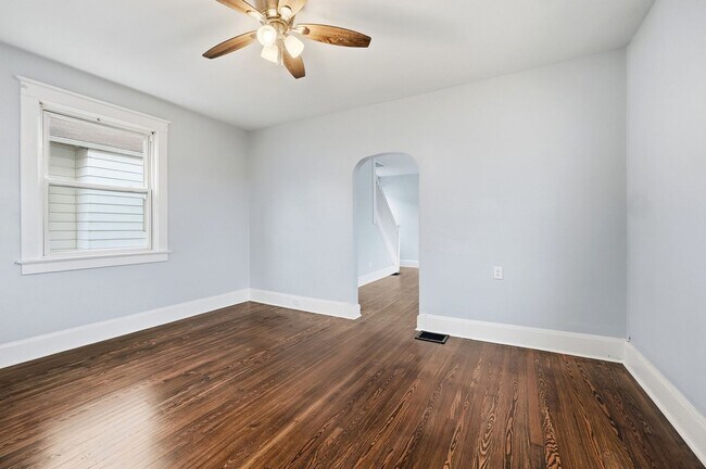 Building Photo - Three Bedroom Home in Hamilton!