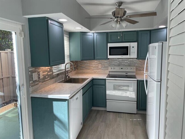 Building Photo - 156 NE 20th Ct