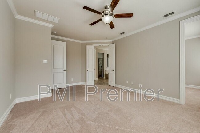 Building Photo - 2818 Balmoral Dr