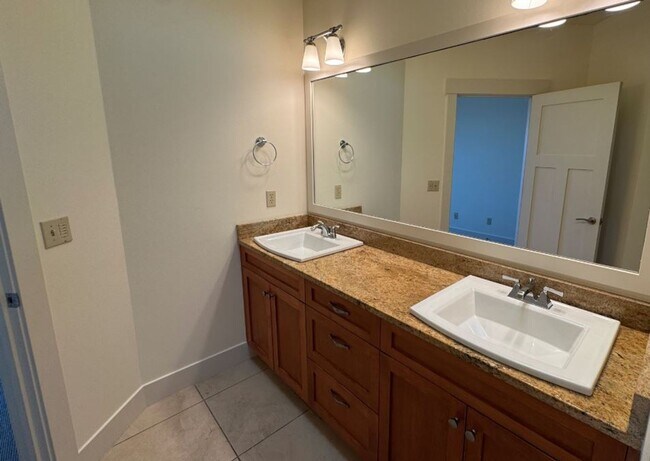 Building Photo - End Unit, 3 Bed, 2.5 Bath PLUS Bonus Room, Anacortes