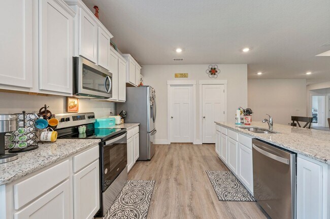 Building Photo - Stunning 4 Bedroom, 3 Bath Home in Shoal R...