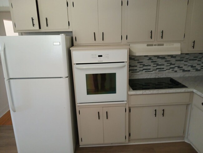 Building Photo - 3 Bedroom / 2 Bath Brick Ranch Home Kingsp...