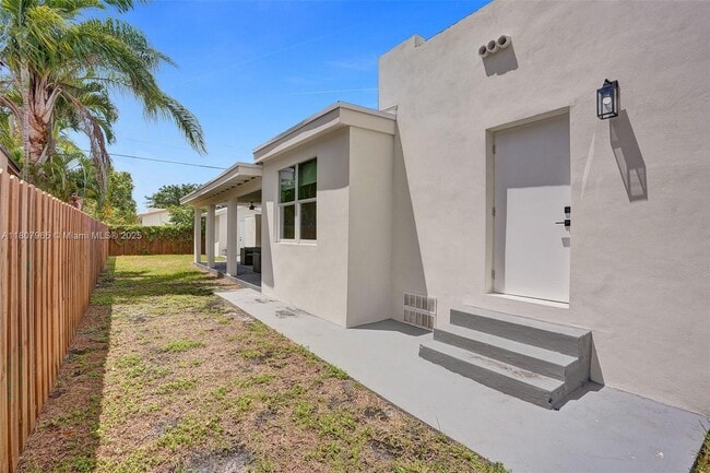 Building Photo - 2978 SW 14th St