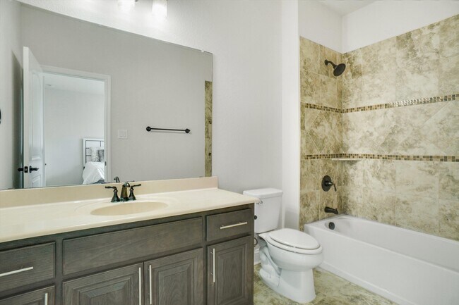 Building Photo - 2404 Palmetto Way