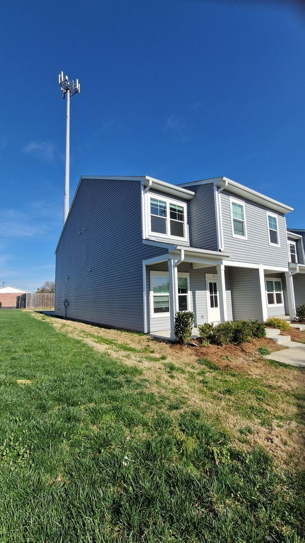Building Photo - Brand New End-Unit Townhome | 3 BR/2.5BA | 1-Car Garage | Near Downtown Mooresville