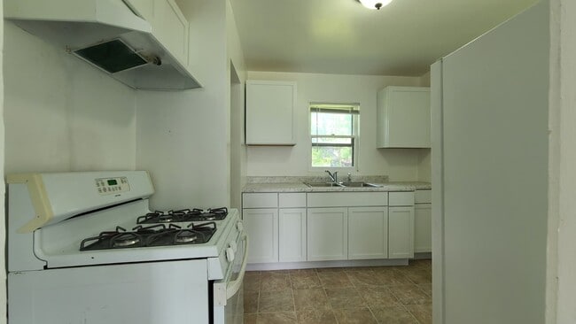 Building Photo - 513 N Sunset Ave