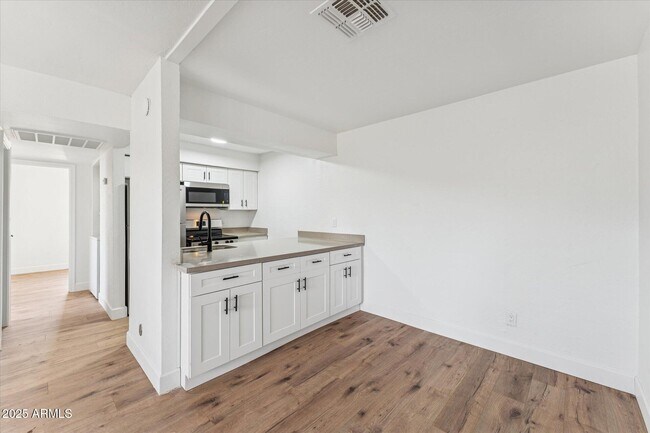 Building Photo - 2739 E Tamarisk Ave