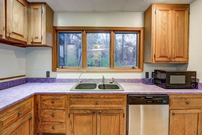 Building Photo - Large home in a beautiful setting close to...