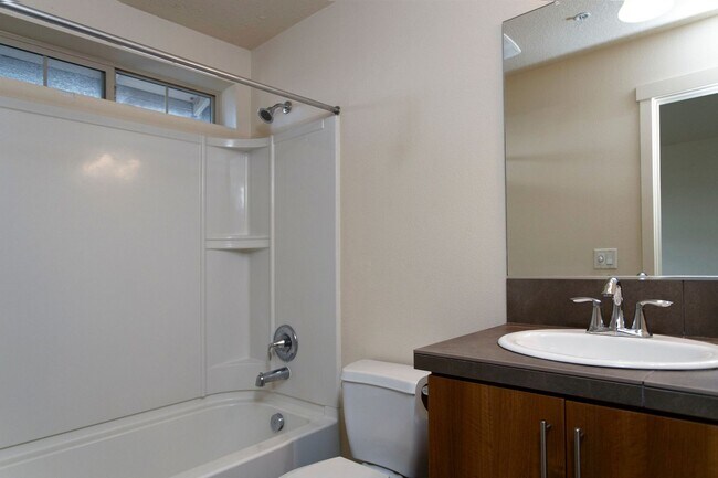 Building Photo - 2BD 2.5BA + Bonus Room/Den/Office Townhouse w/Garage + AC + Washer/Dryer Included