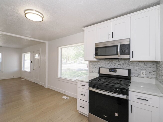 Building Photo - 3 Bed Bungalow Near BYU & UVU – Large Private Yard