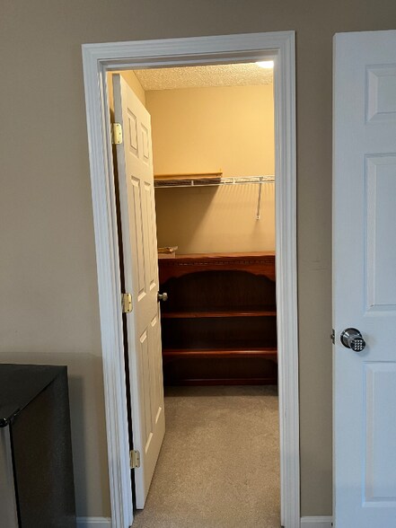 Building Photo - 9999 Cherryknoll Ct