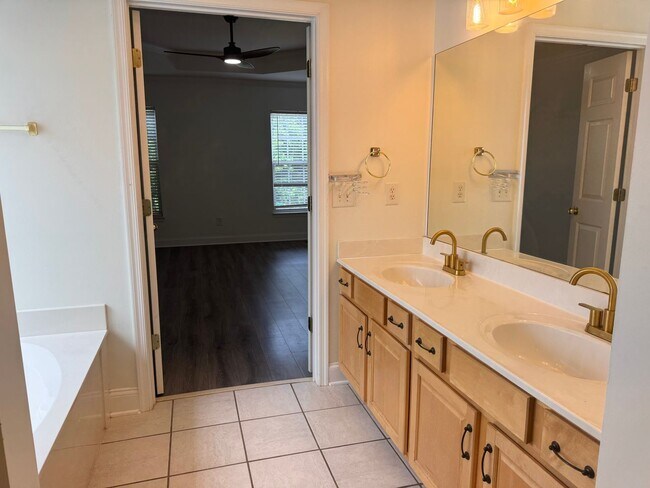 Building Photo - Brentwood 4BR Home