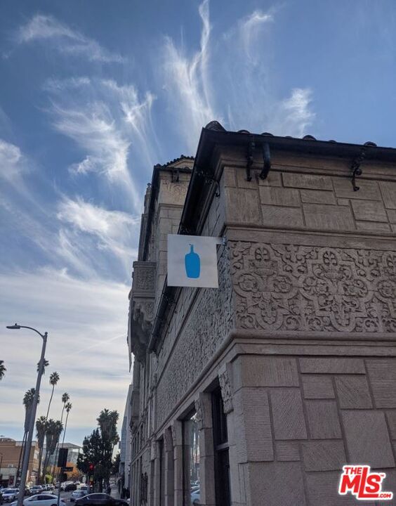 Building Photo - 517 S Kenmore Ave