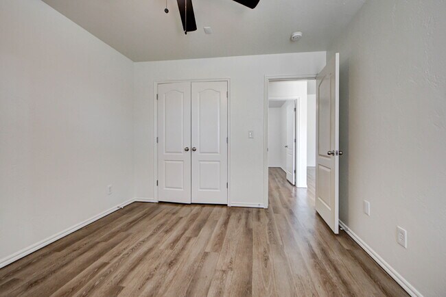 Building Photo - 608 Cavecreek St